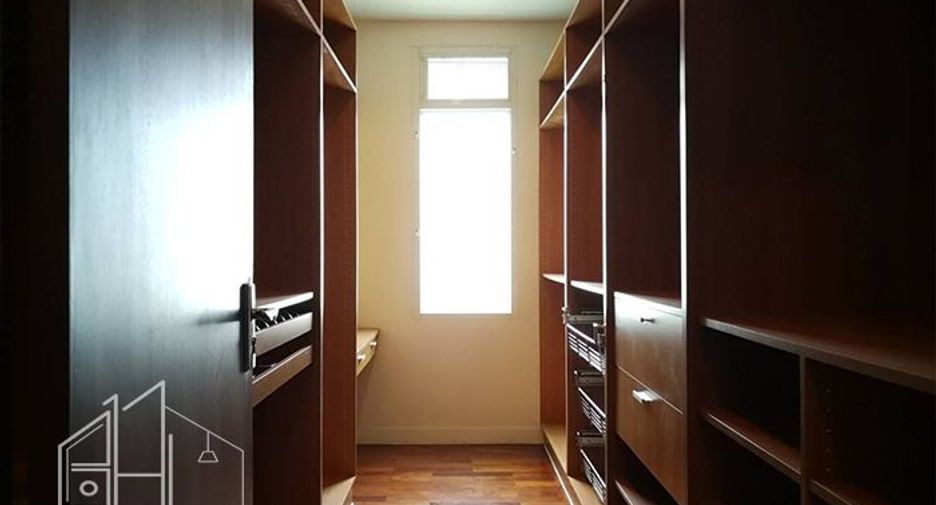 For rent 4 bedrooms apartment in Watthana, Bangkok