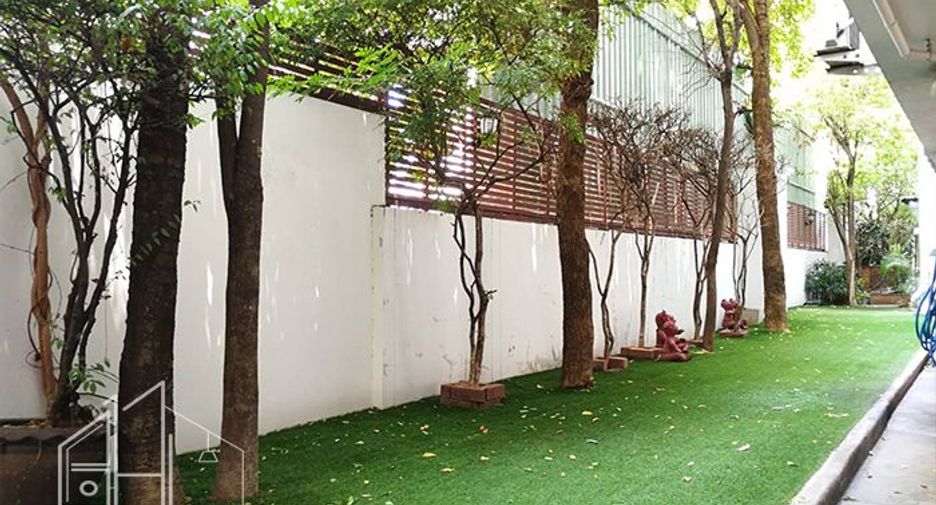 For rent 4 bedrooms apartment in Watthana, Bangkok