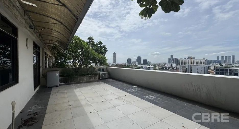 For sale 1 bed condo in Phra Khanong, Bangkok