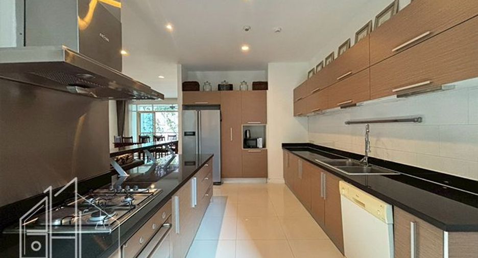For rent 4 bedrooms condo in Watthana, Bangkok