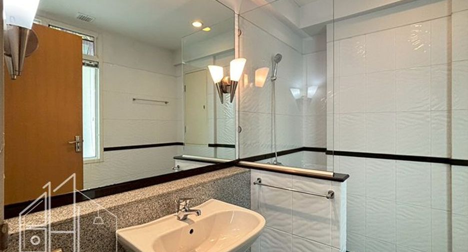 For rent 4 bedrooms condo in Watthana, Bangkok