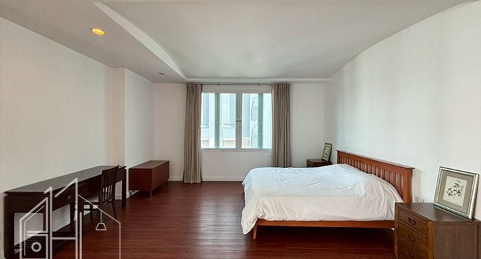 For rent 4 bedrooms condo in Watthana, Bangkok