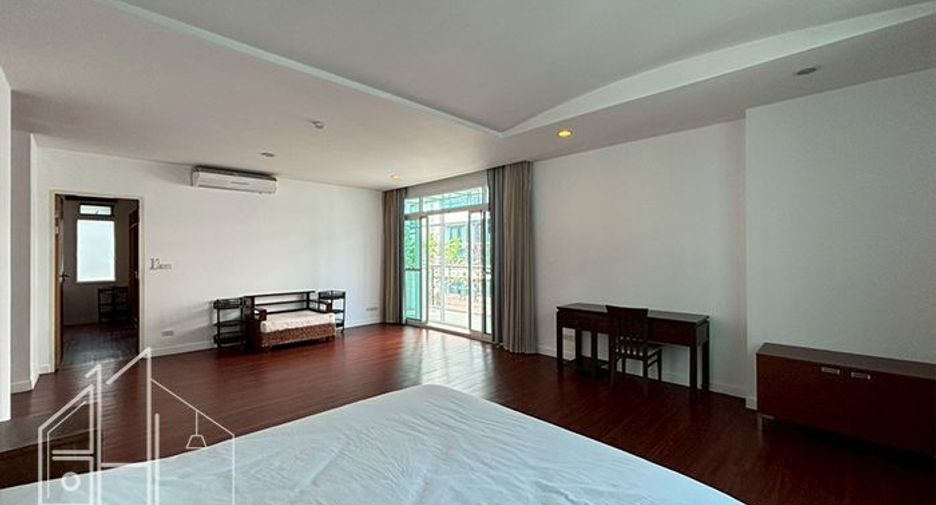For rent 4 bedrooms condo in Watthana, Bangkok