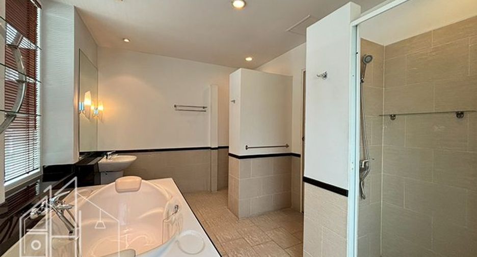 For rent 4 bedrooms condo in Watthana, Bangkok