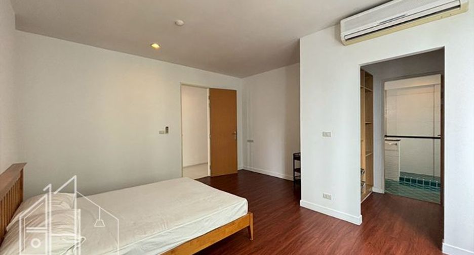 For rent 4 bedrooms condo in Watthana, Bangkok