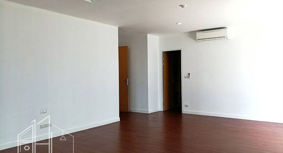 For rent 4 bedrooms apartment in Watthana, Bangkok