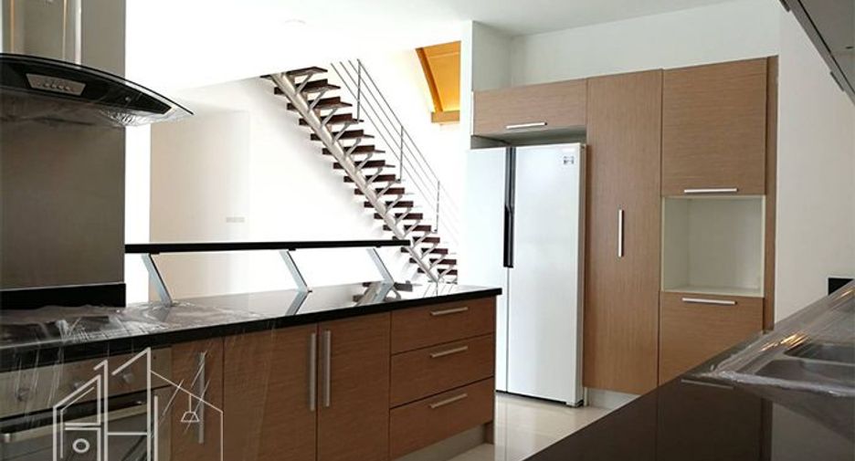 For rent 4 bedrooms apartment in Watthana, Bangkok