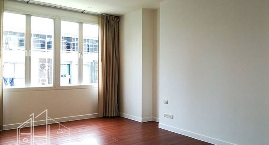 For rent 4 bedrooms apartment in Watthana, Bangkok