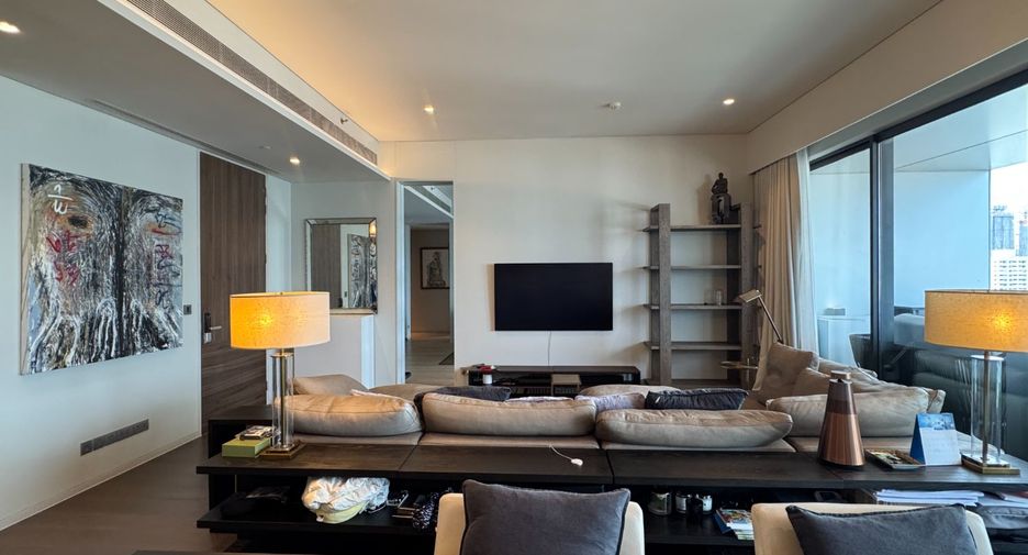 For rent 4 bedrooms condo in Watthana, Bangkok