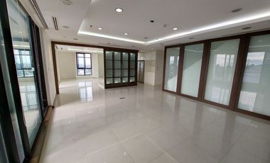 For sale 3 bedrooms condo in Watthana, Bangkok