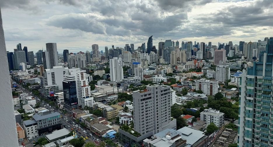 For sale 3 bedrooms condo in Watthana, Bangkok