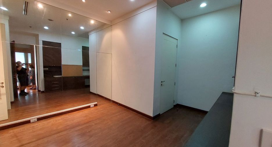 For sale 3 bedrooms condo in Watthana, Bangkok