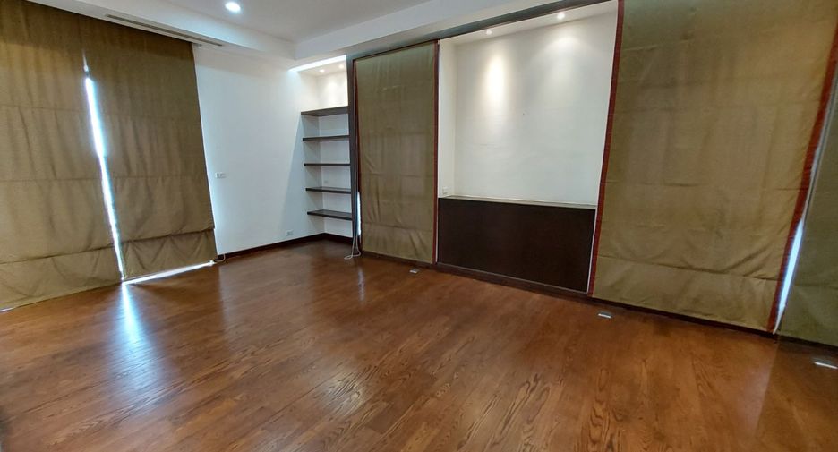 For sale 3 bedrooms condo in Watthana, Bangkok