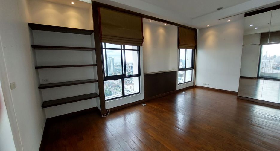 For sale 3 bedrooms condo in Watthana, Bangkok