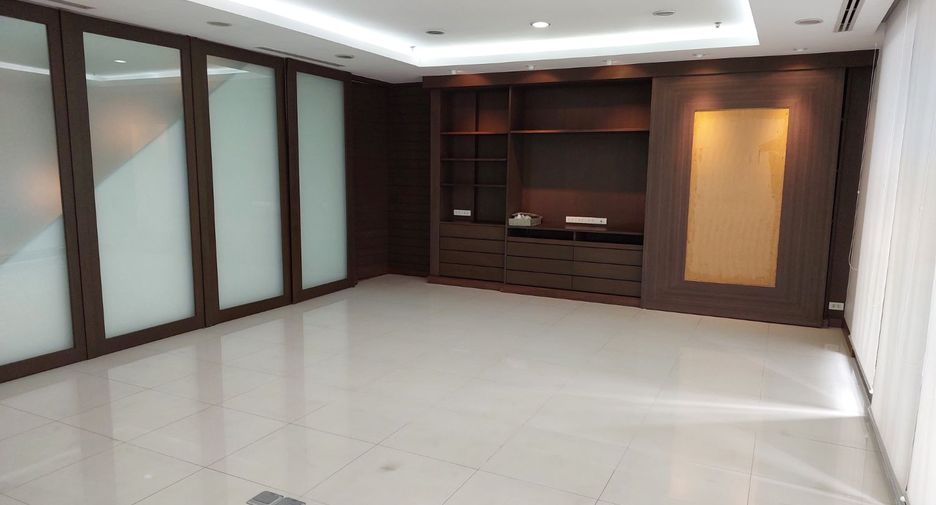 For sale 3 bedrooms condo in Watthana, Bangkok