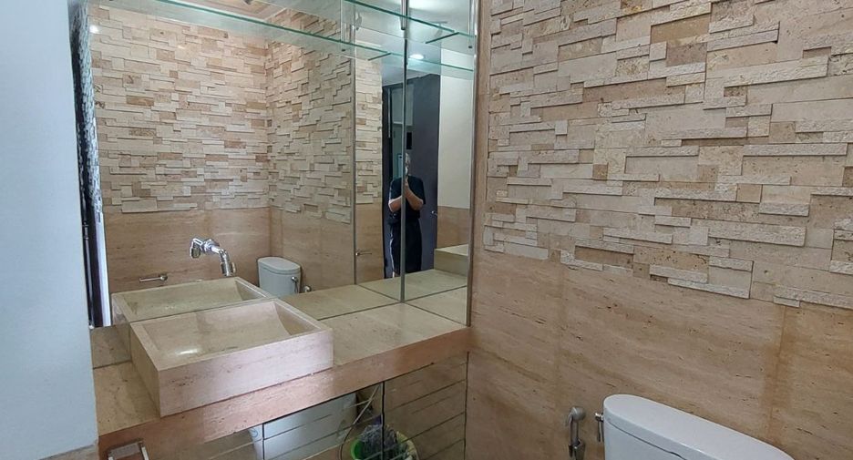 For sale 3 bedrooms condo in Watthana, Bangkok