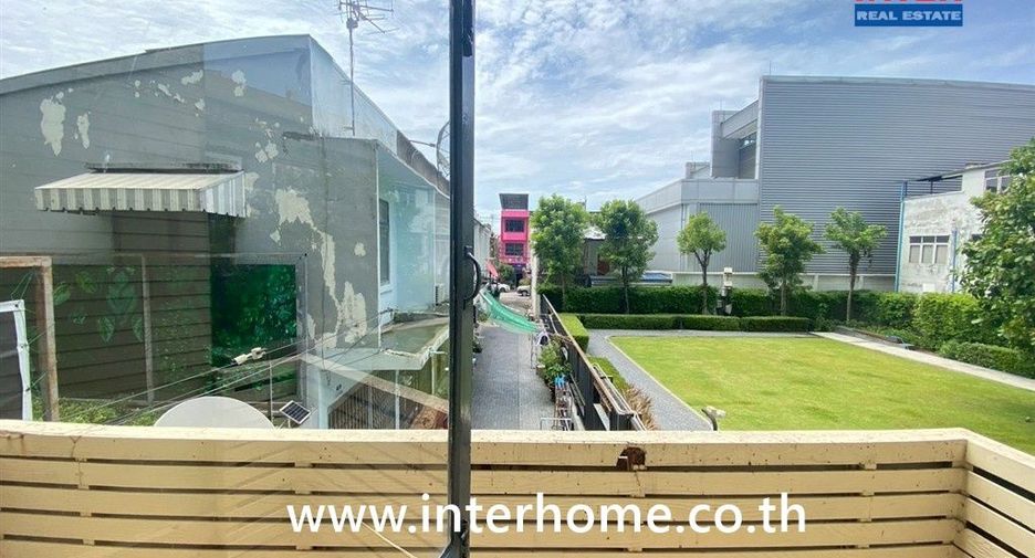 Casa adosada en venta de 3 habitaciones en Bang Sue, Bangkok