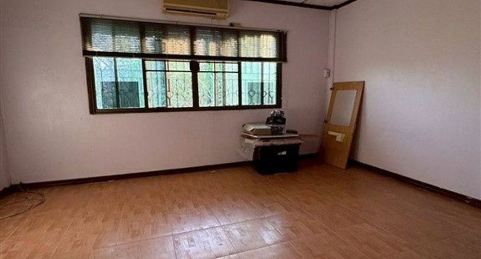 For sale 3 bedrooms townhouse in Mueang Samut Prakan, Samut Prakan