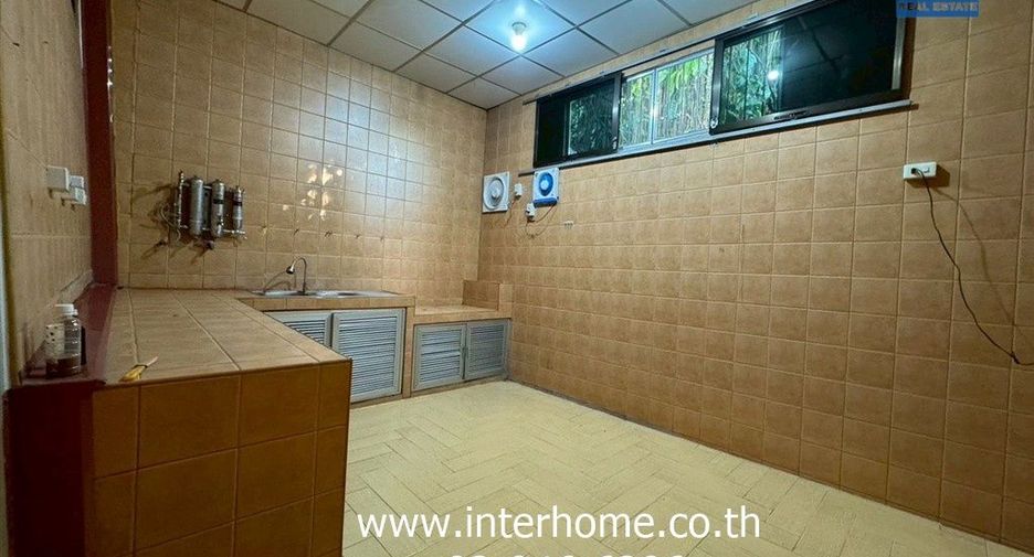 For sale 3 bedrooms townhouse in Mueang Samut Prakan, Samut Prakan