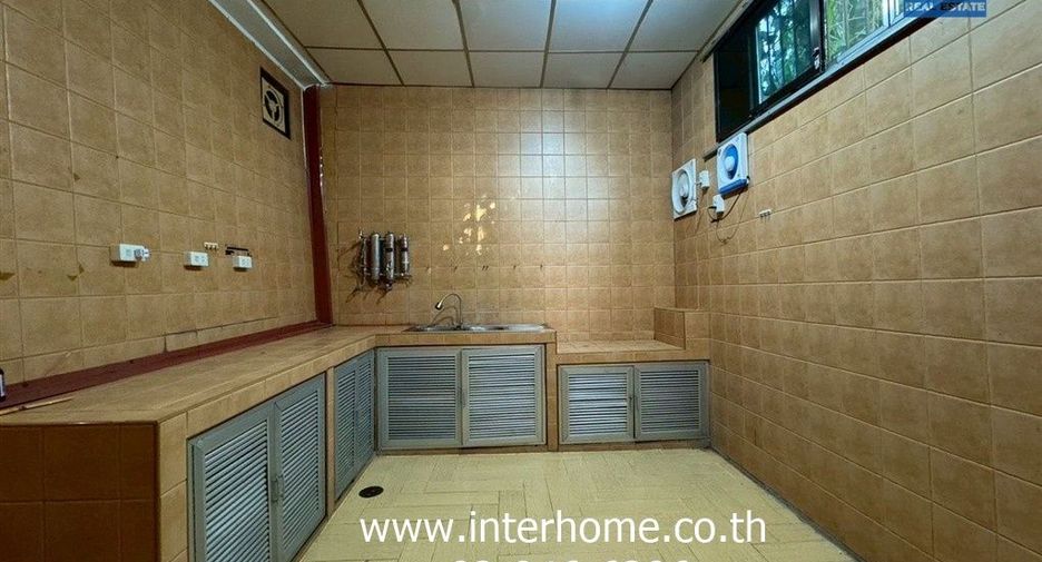 For sale 3 bedrooms townhouse in Mueang Samut Prakan, Samut Prakan