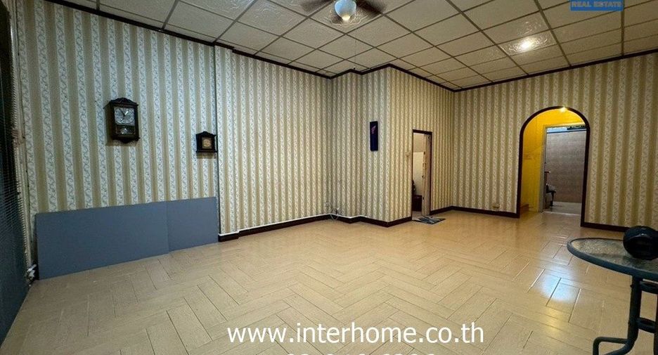 For sale 3 bedrooms townhouse in Mueang Samut Prakan, Samut Prakan