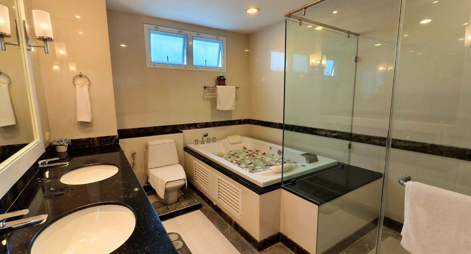 À louer 4 chambres condo à Watthana, Bangkok