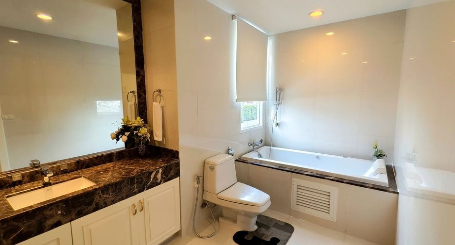 À louer 4 chambres condo à Watthana, Bangkok