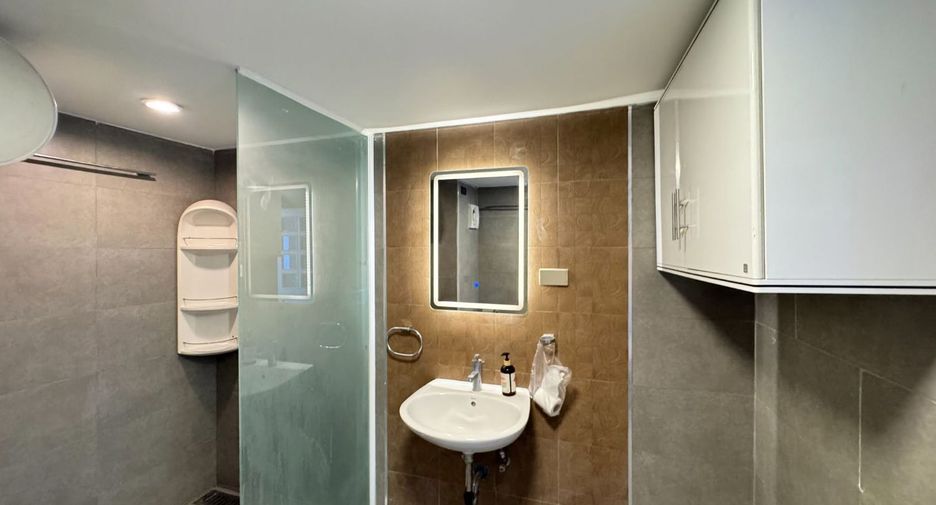 Wohnung zur Miete mit 3 Zimmer in Huai Khwang, Bangkok