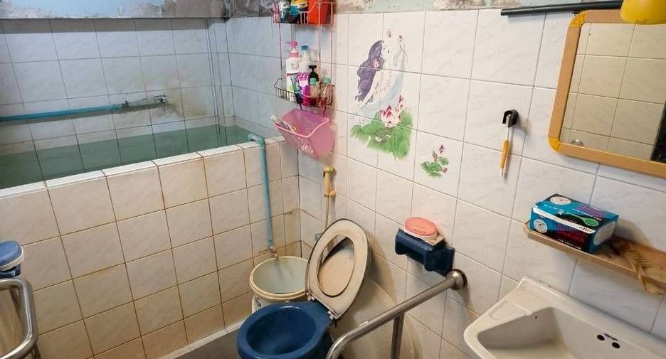 For sale 2 bedrooms townhouse in Mueang Samut Prakan, Samut Prakan