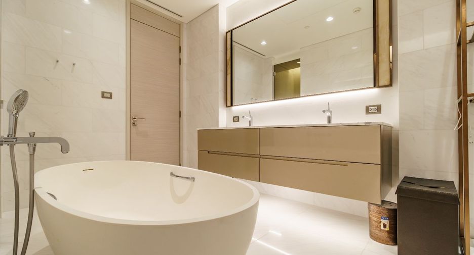 For rent and for sale 2 bedrooms condo in Pathum Wan, Bangkok