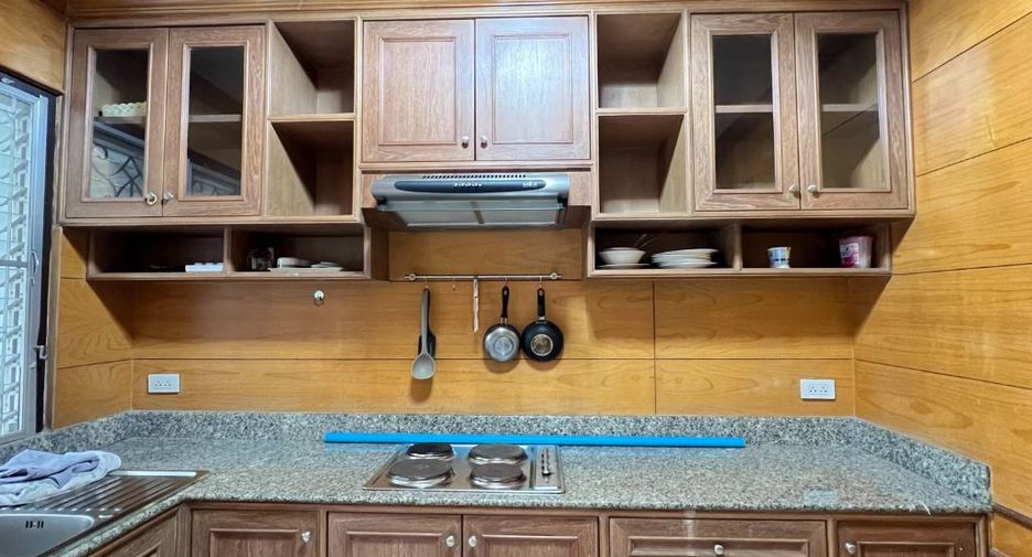 For rent 3 bedrooms townhouse in Mueang Chiang Mai, Chiang Mai