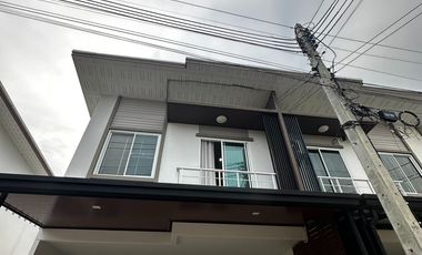 Reihenhaus zum Kauf mit 3 Zimmer in Sai Noi, Nonthaburi