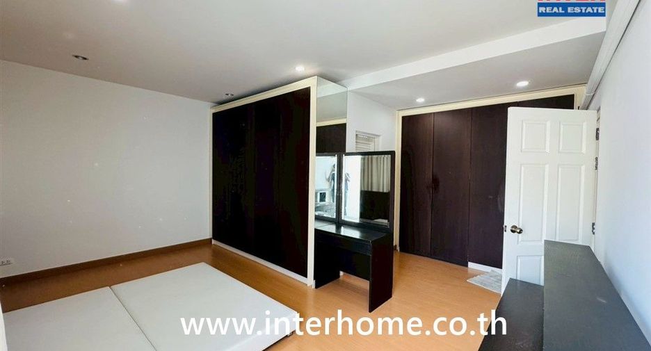 À vendre 4 chambres maison de ville à Suan Luang, Bangkok