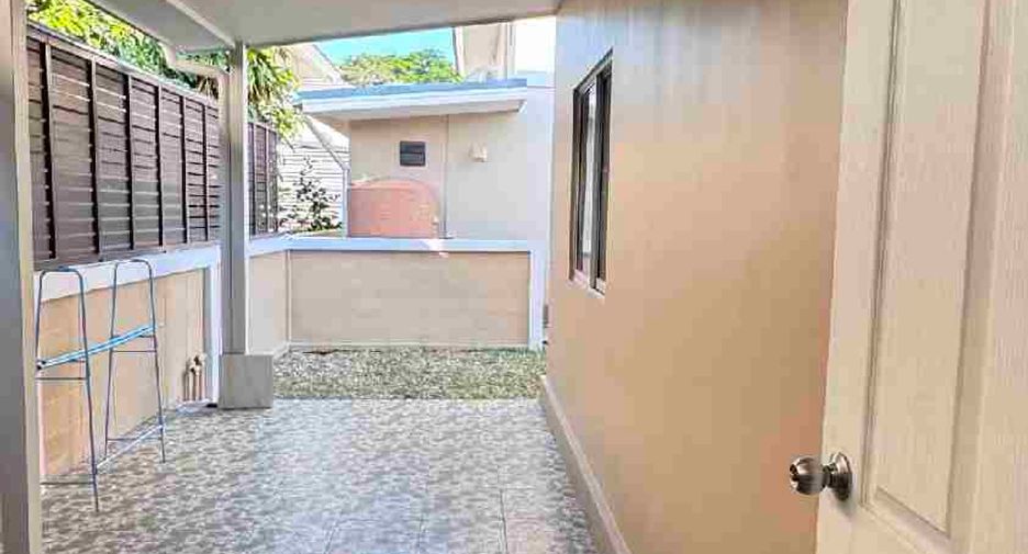 For rent 4 bedrooms house in Saraphi, Chiang Mai