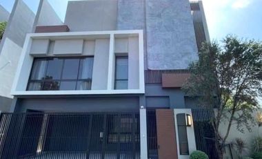 Casa en alquiler de 4 habitaciones en Bang Kapi, Bangkok