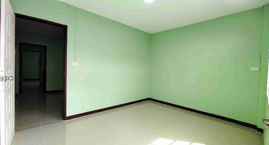 For sale 3 bedrooms townhouse in Mueang Samut Prakan, Samut Prakan