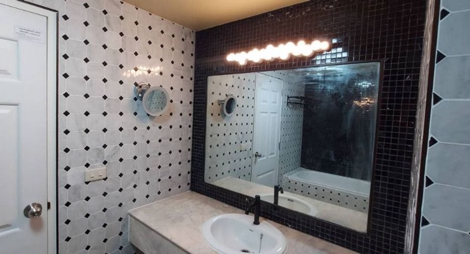 For rent 1 bed condo in Khlong Toei, Bangkok