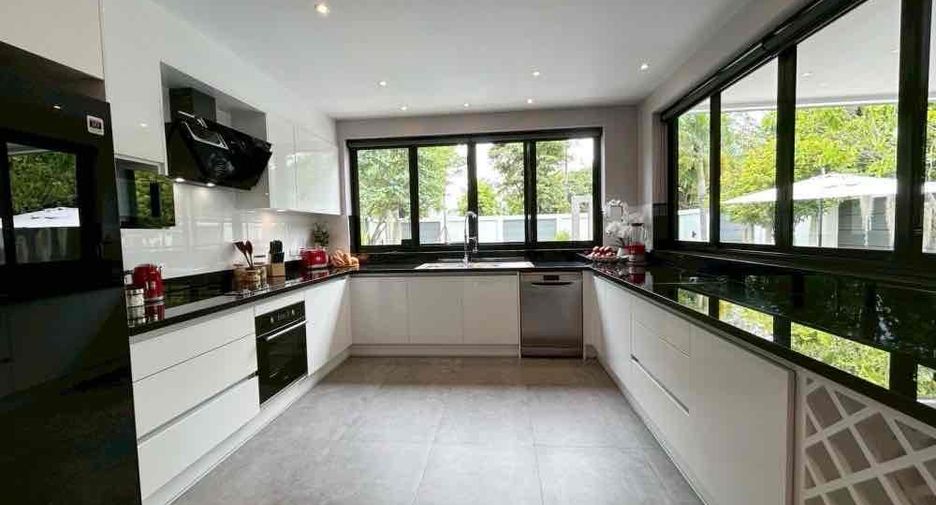 For rent 4 bedrooms villa in Mueang Chiang Mai, Chiang Mai