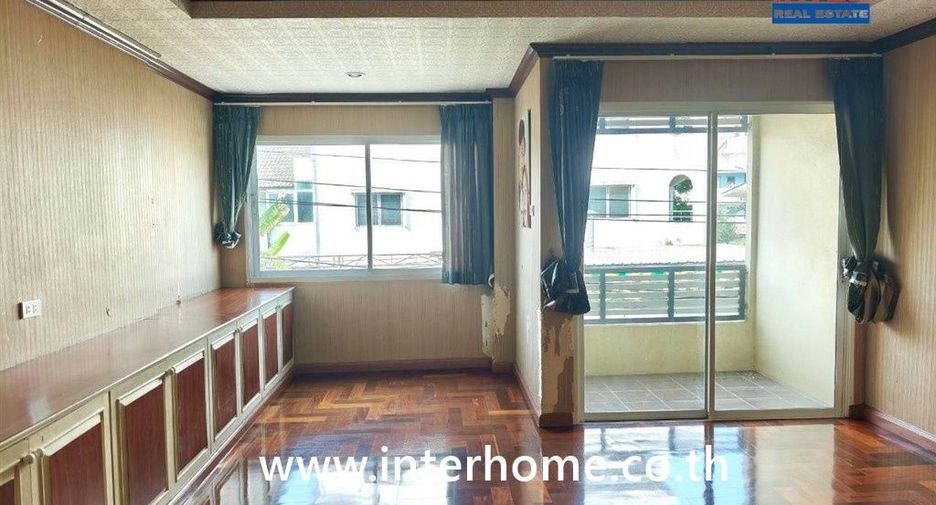For sale 6 bedrooms house in Din Daeng, Bangkok
