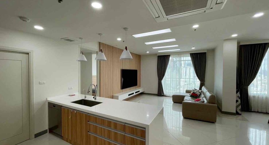 For sale 3 ベッドルーム condo in Sathon, Bangkok
