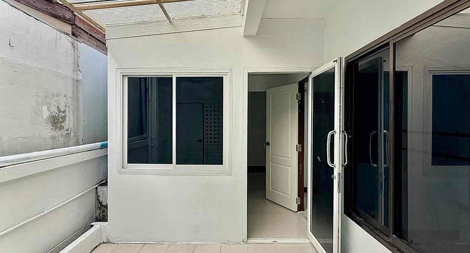 Casa en venta y en alquiler de 8 habitaciones en Huai Khwang, Bangkok