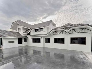Casa en venta y en alquiler de 8 habitaciones en Huai Khwang, Bangkok