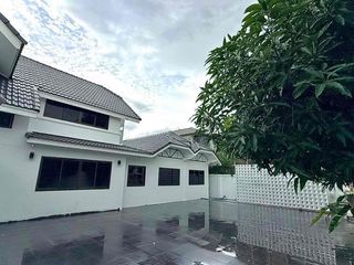 Casa en venta y en alquiler de 8 habitaciones en Huai Khwang, Bangkok