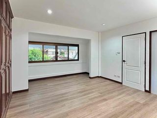 Casa en venta y en alquiler de 8 habitaciones en Huai Khwang, Bangkok