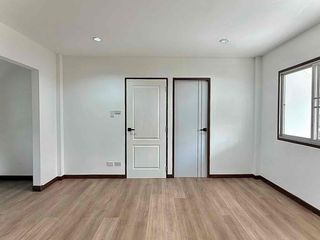 Casa en venta y en alquiler de 8 habitaciones en Huai Khwang, Bangkok