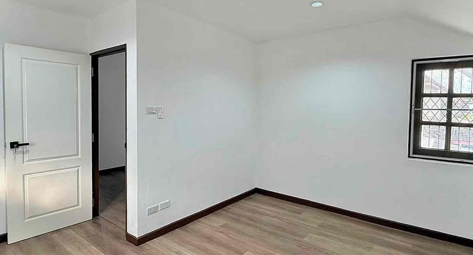 Casa en venta y en alquiler de 8 habitaciones en Huai Khwang, Bangkok