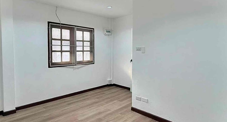 Casa en venta y en alquiler de 8 habitaciones en Huai Khwang, Bangkok