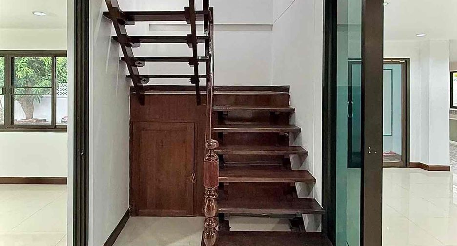 Casa en venta y en alquiler de 8 habitaciones en Huai Khwang, Bangkok