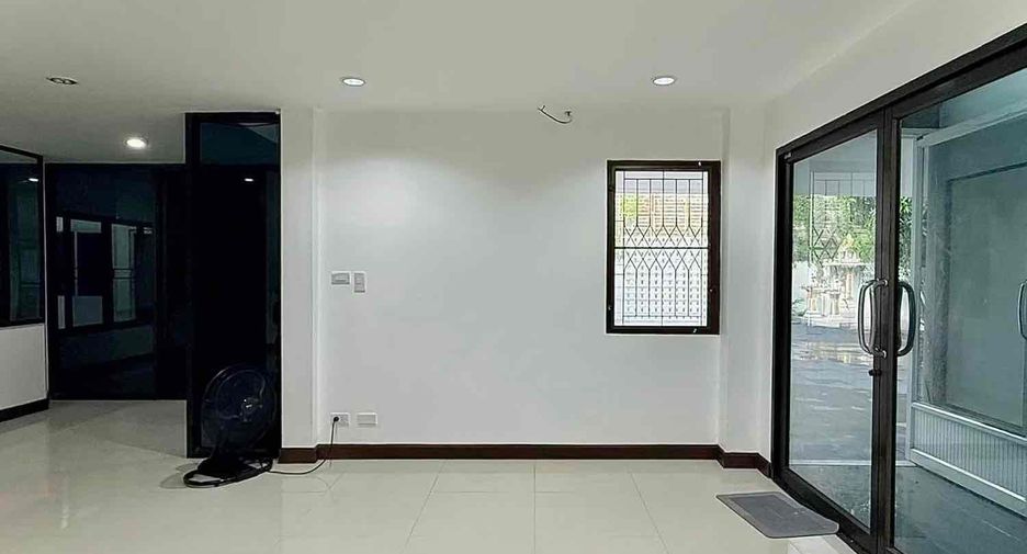 Casa en venta y en alquiler de 8 habitaciones en Huai Khwang, Bangkok