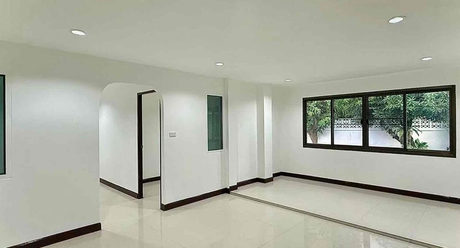 Casa en venta y en alquiler de 8 habitaciones en Huai Khwang, Bangkok